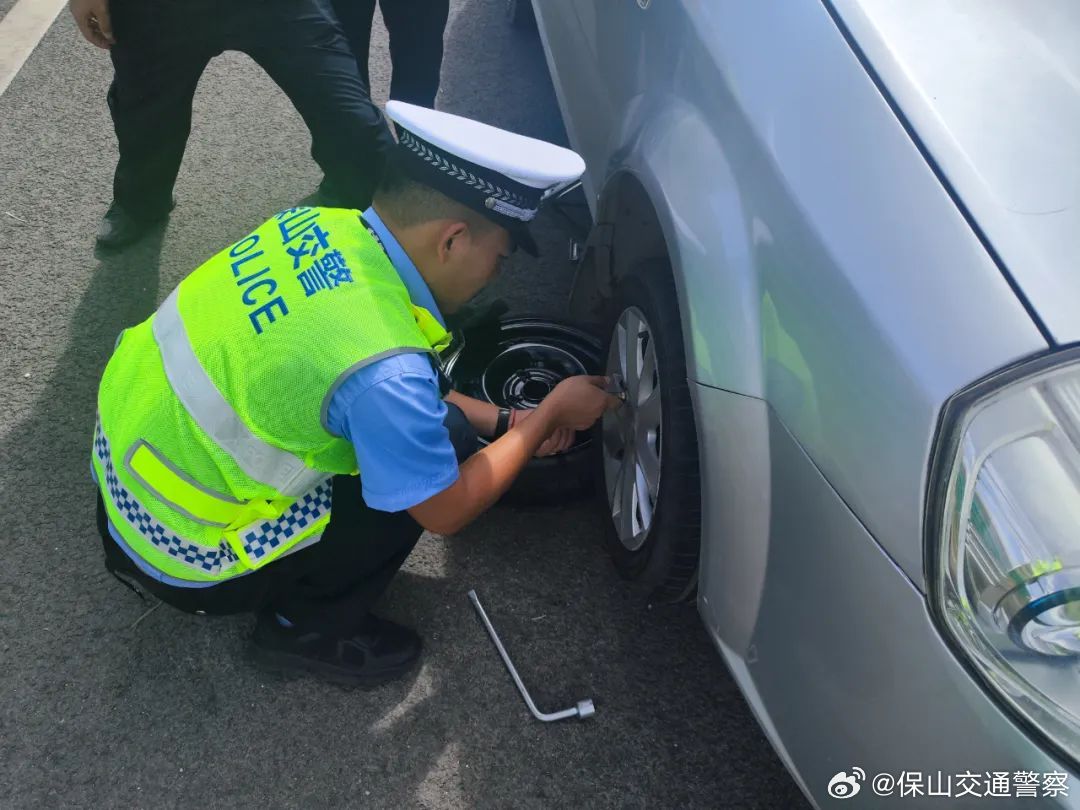 刚上高速就爆胎，交警化身换胎工