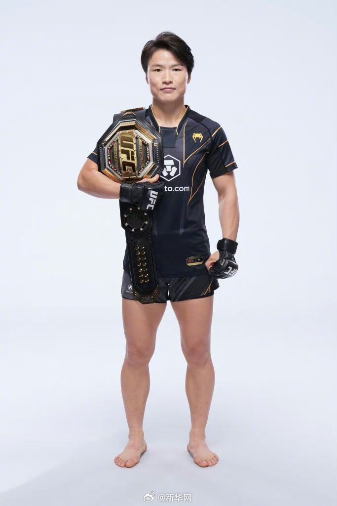 张伟丽战胜莱莫斯 卫冕女子草量级金腰带