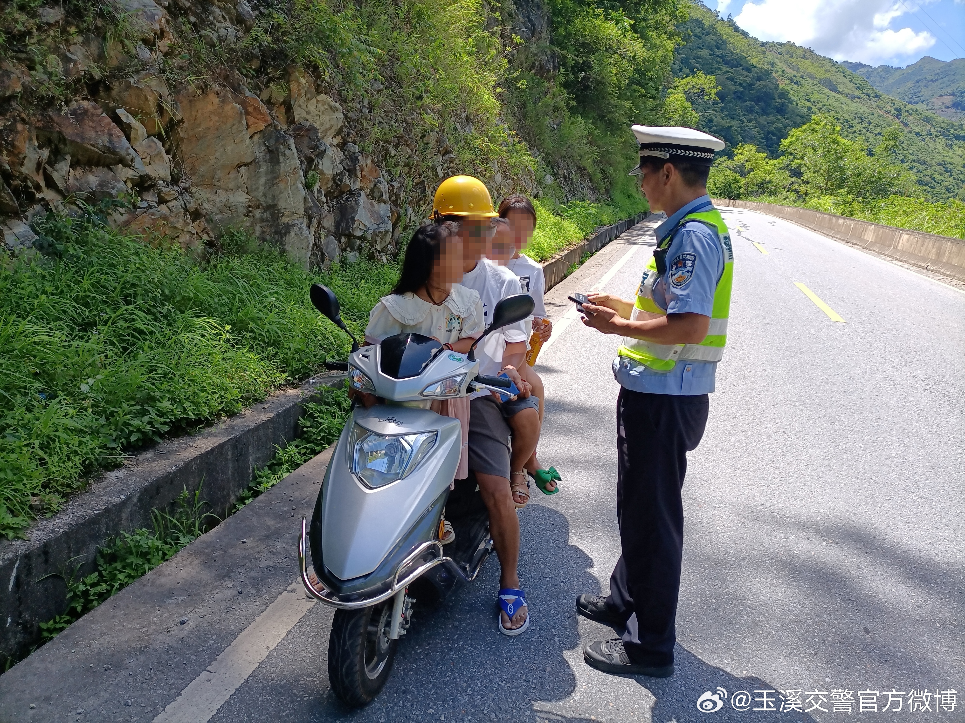 两夫妻拉着两孩子坐一辆摩托车出去玩