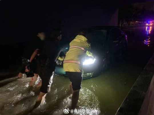 突发！高海高速交通管制！昆明城区有淹水点断交、有树木倾倒