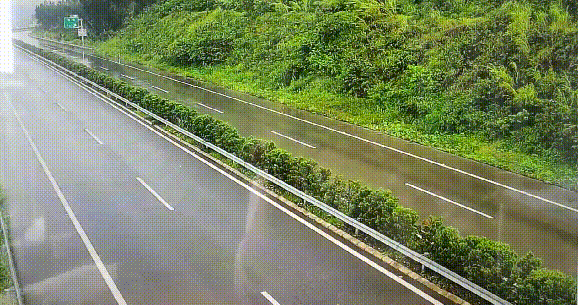 小轿车雨天高速行驶 打滑后翻了个“底朝天”