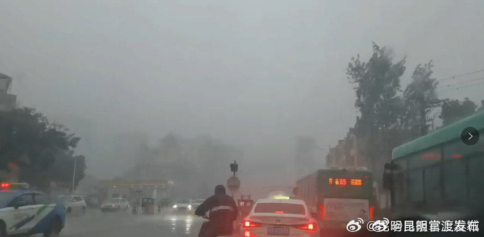 昆明发布冰雹Ⅳ级预警