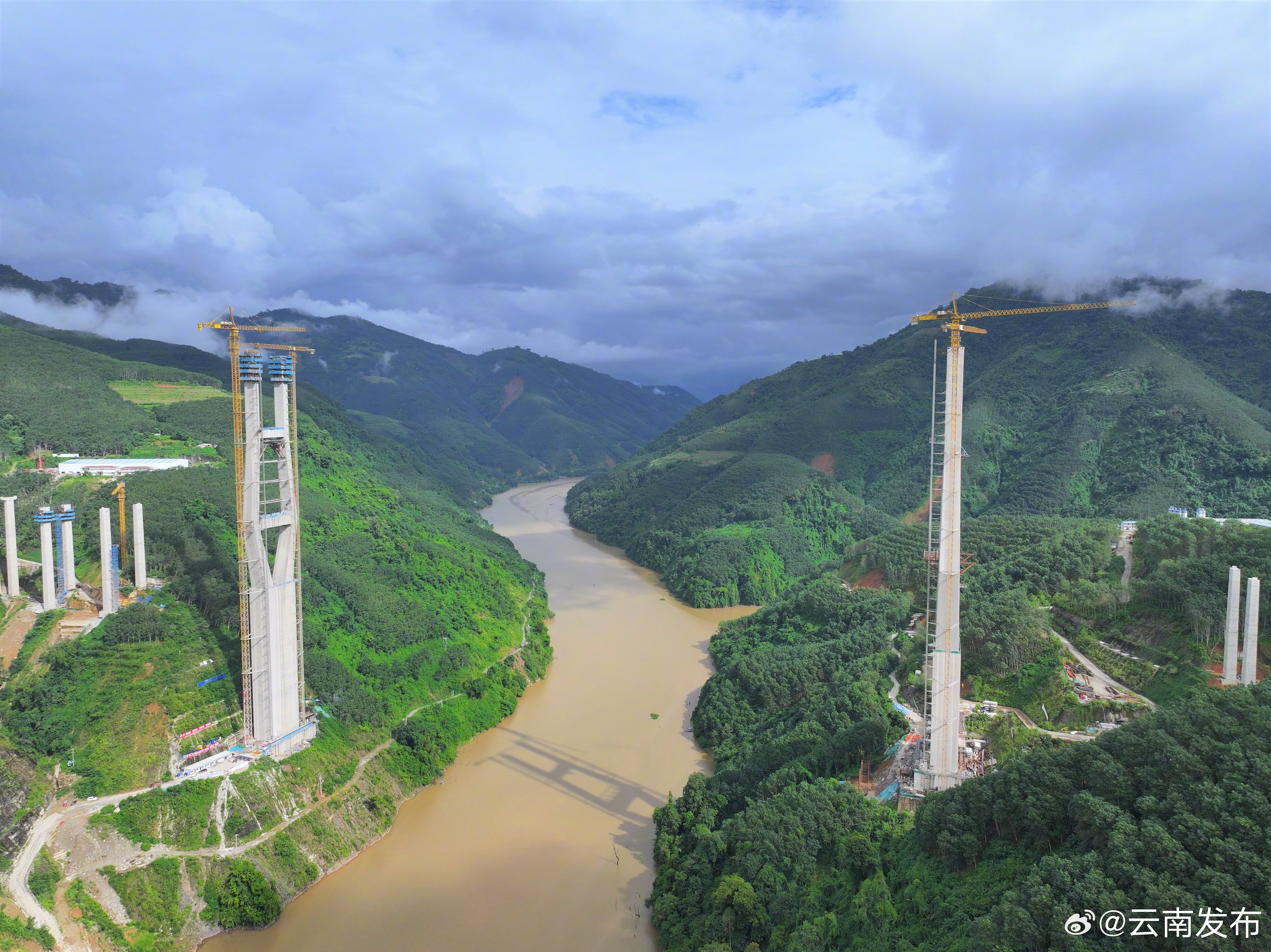 云南勐绿高速公路李仙江特大桥索塔封顶