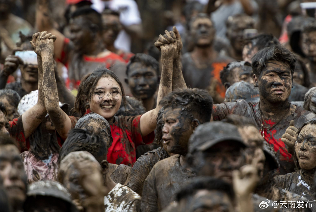 一场泥浴的盛宴——佤族司岗里“摸你黑”狂欢节