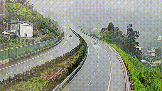 小轿车碾压积水发生水滑，蛇形走位撞护栏