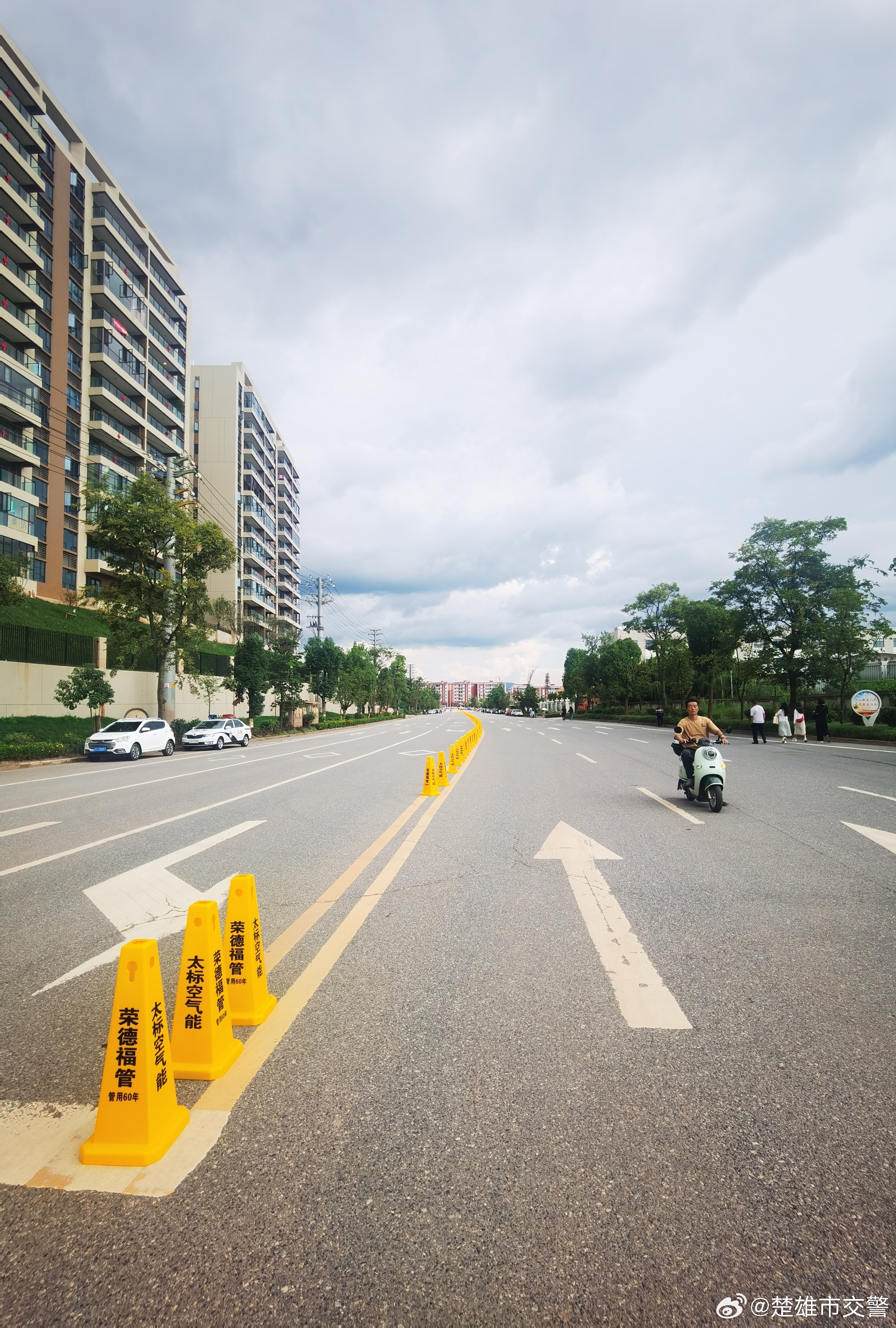 火把节出行路况：10日17：00东升路实验中学段已实施管制