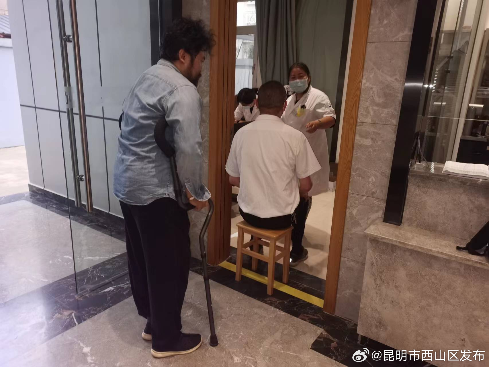 残疾人机动轮椅车 让残疾人融入社会——区残联帮扶残疾人使用代步车解决出行困难