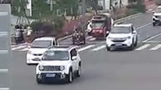 不按规定车道行使还闯红灯，错上加错！