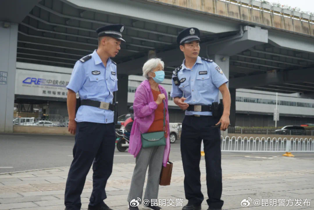老人忘记回家路民警暖心来救助 