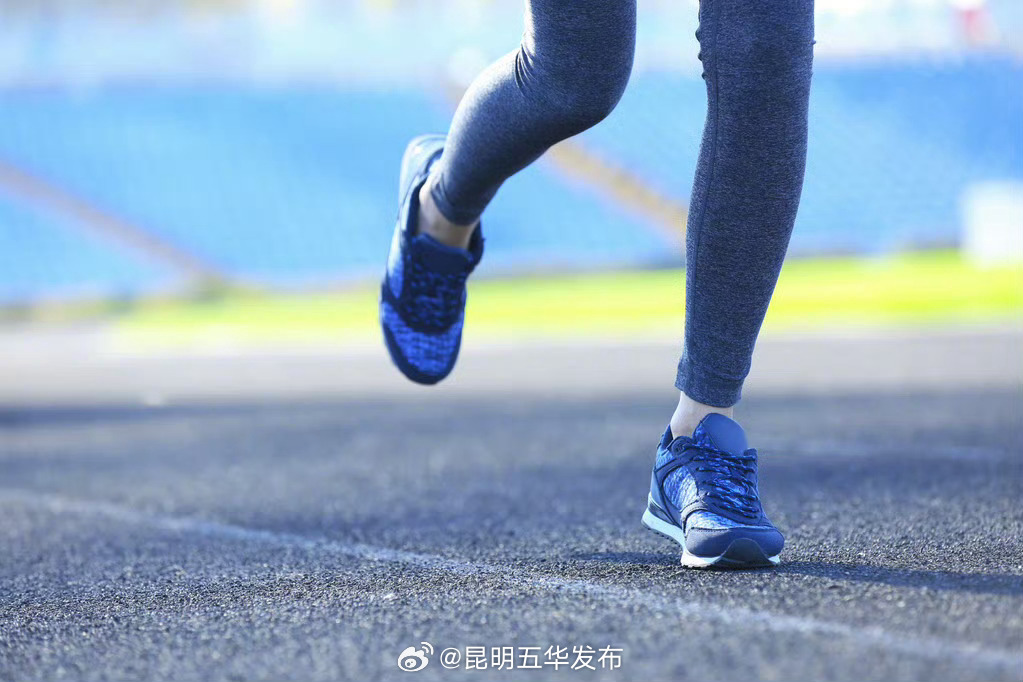 长时间走路选双软底运动鞋