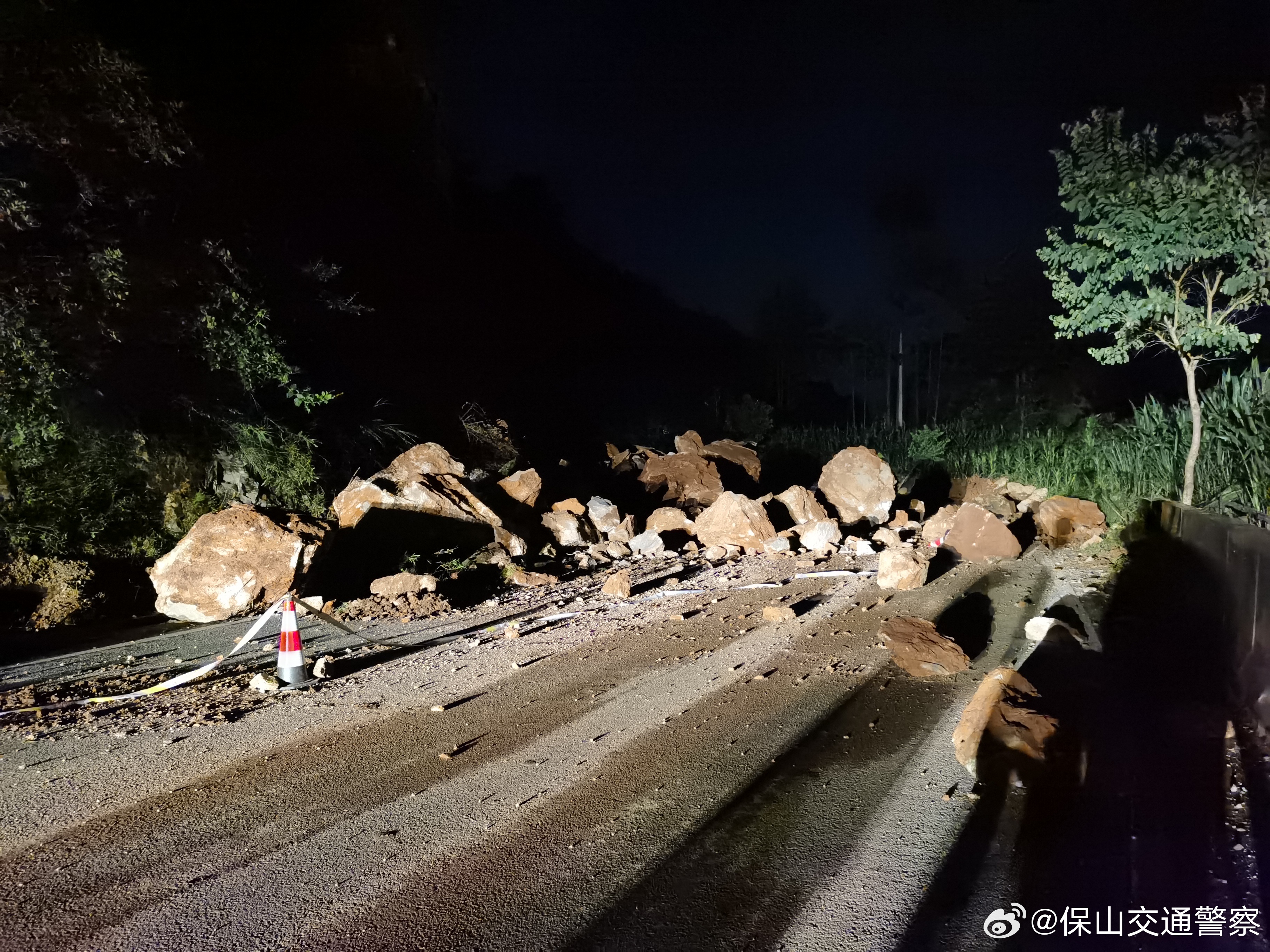 沪瑞线（老320国道）K3303+150米（瓦窑—老营猴子岩路段）因山体滑坡临时交通管制约3小时