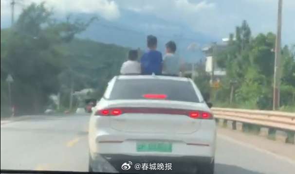 网友举报：3名小孩探出天窗兜风！大理交警：安排！