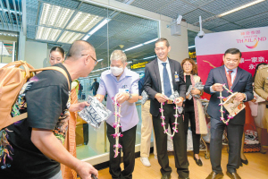 免签政策实施首日 泰旅局副局长机场迎接首批昆明出境游客