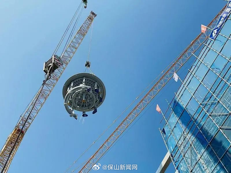 保山“园中园”：云南通威二期20万吨高纯晶硅项目完成首台还原炉吊装