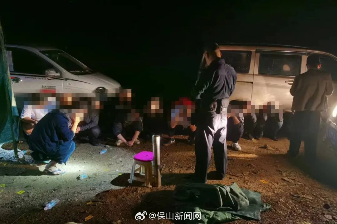 “夜袭”深山赌窝 现场缴获赌资20余万