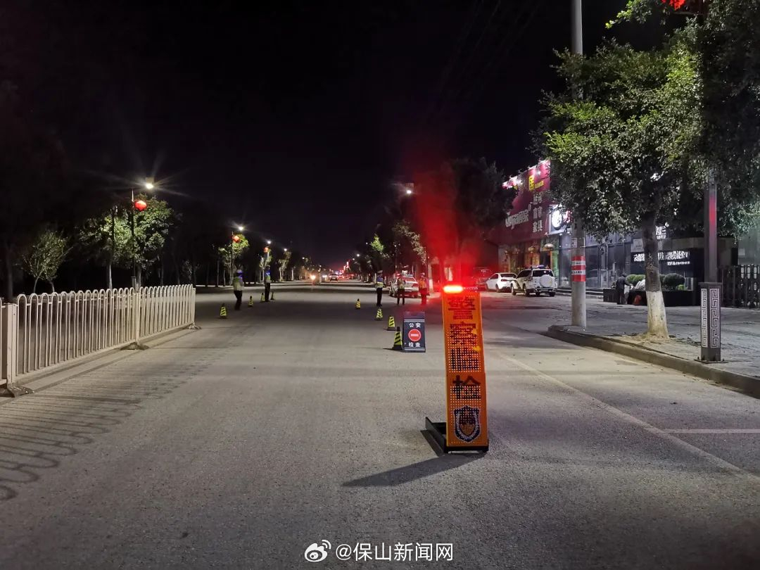 保山交警开展第四次夏夜治安巡查宣防集中统一行动