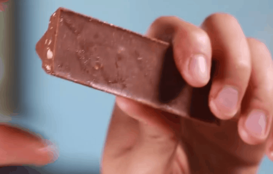 下午吃块黑巧克力稳血压
