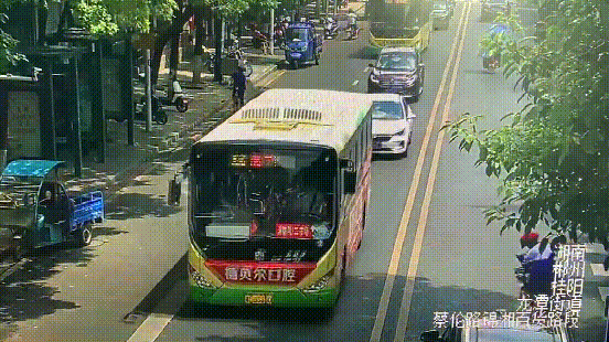 万幸！骑电动车摔倒遭碾压因戴头盔被弹开