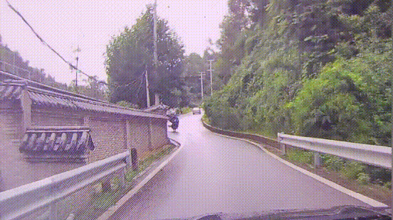 下坡弯道急刹车，连人带车翻了还好有头盔