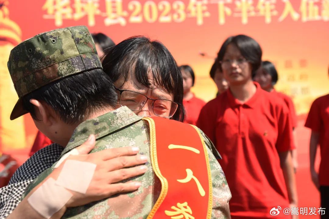 相拥送别，张桂梅老师哭了