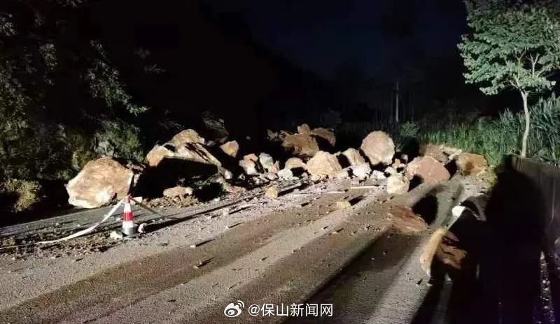 孕妇血型特殊 羊水已破！隆阳交警冒险横穿落石路段送医