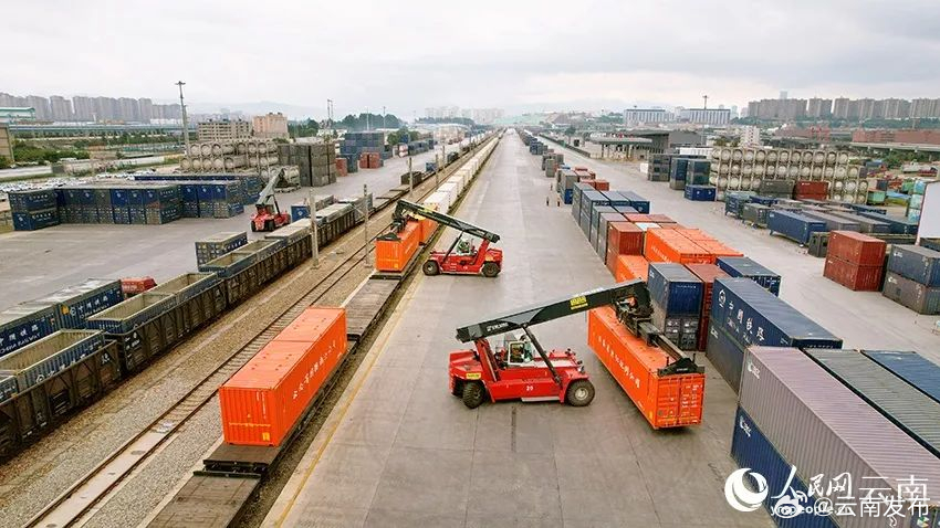 从昆明看跨境货运便利和东西双向互济——跨越山河，感受“黄金通道”的脉动