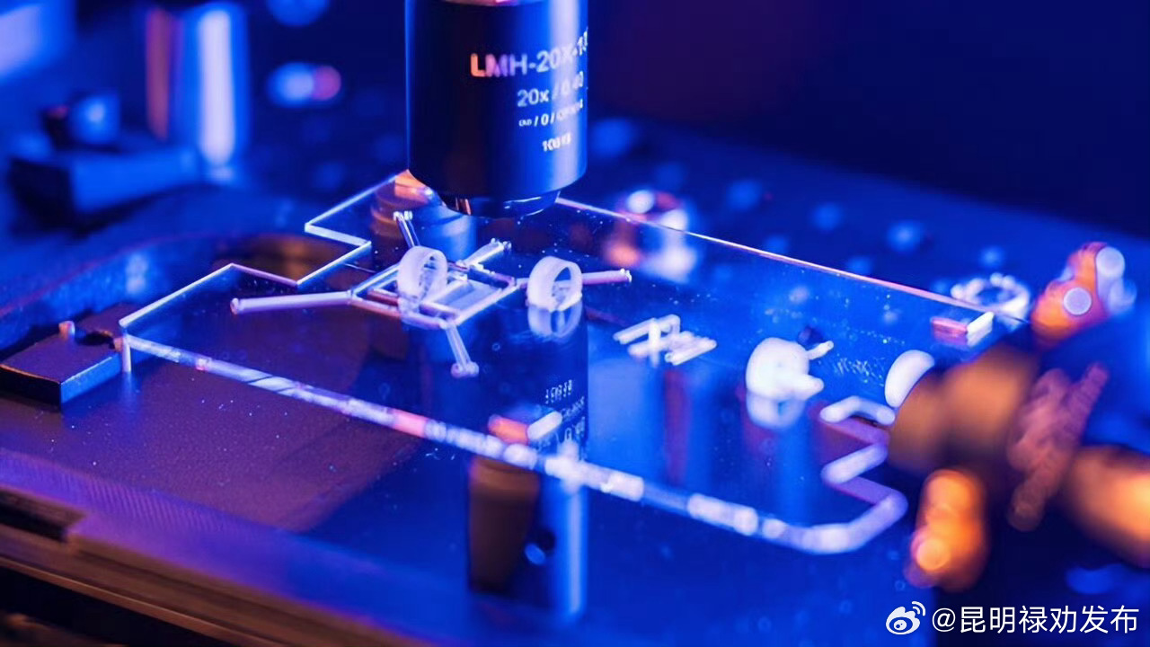 科学家用玻璃造出飞秒激光器