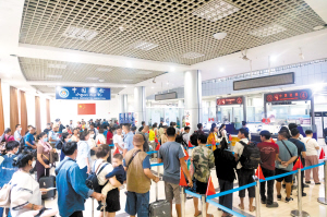 磨憨口岸迎来泰国旅游团入境高峰