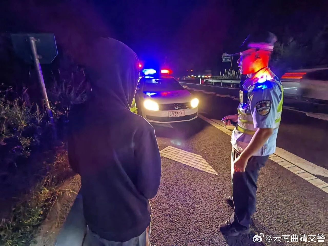 危险!“熊孩子”深夜逆行高速 交警紧急救助护送回家