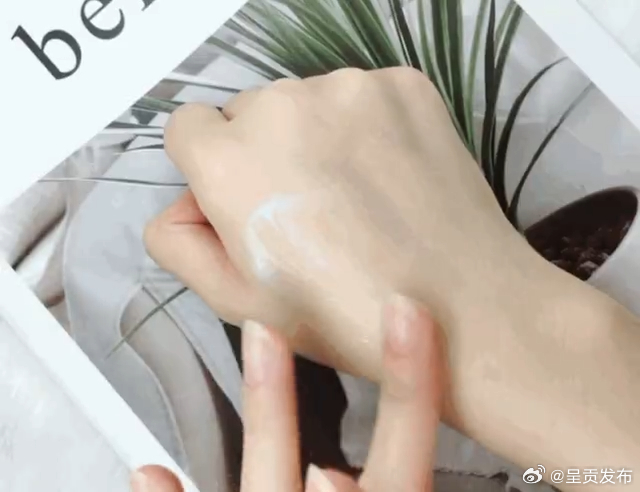 护手霜要从指尖涂