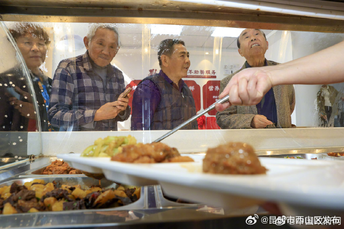 民政部等11部门印发《积极发展老年助餐服务行动方案》