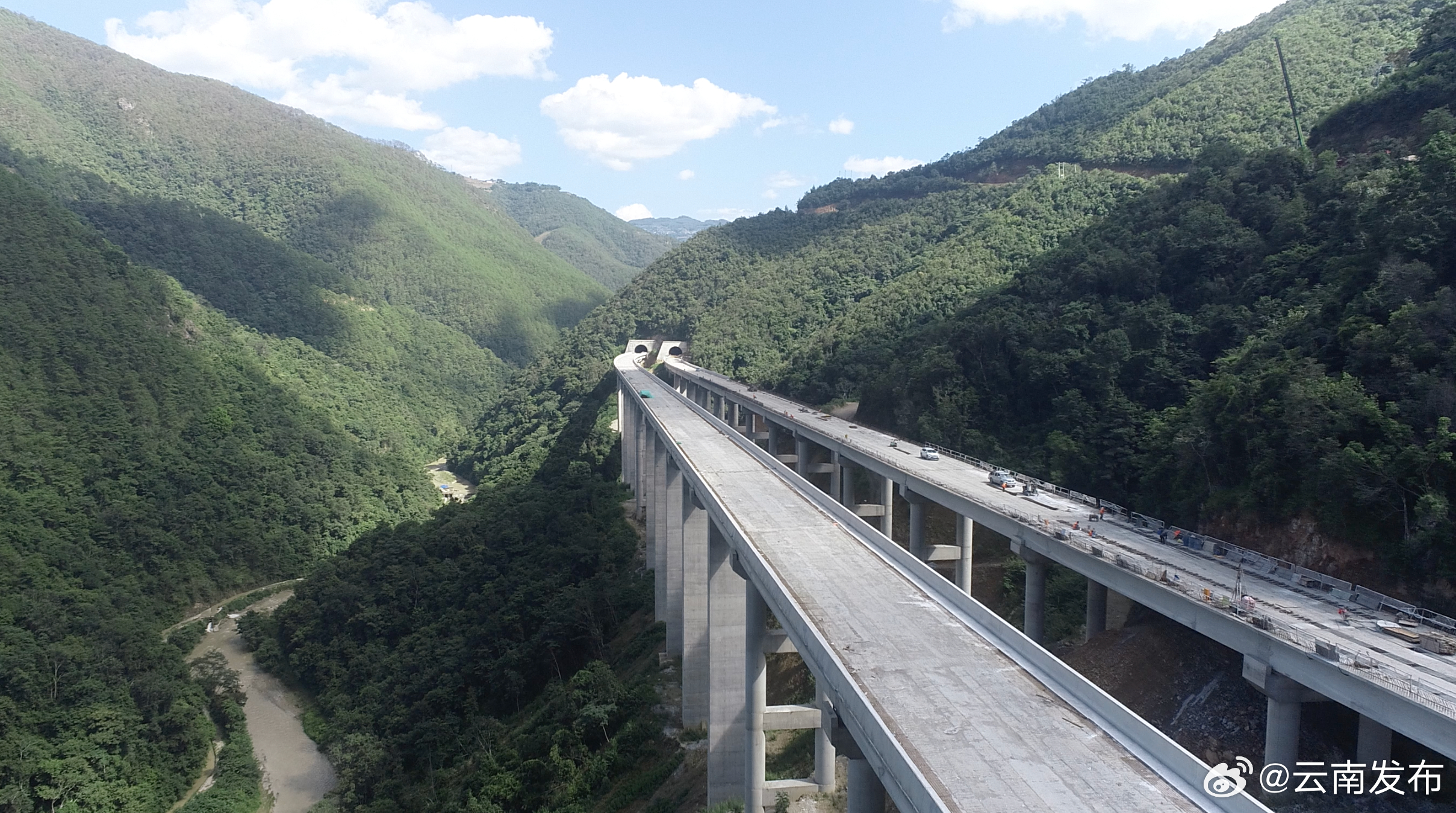 瑞孟高速公路满叶1号大桥顺利完成梁板架设