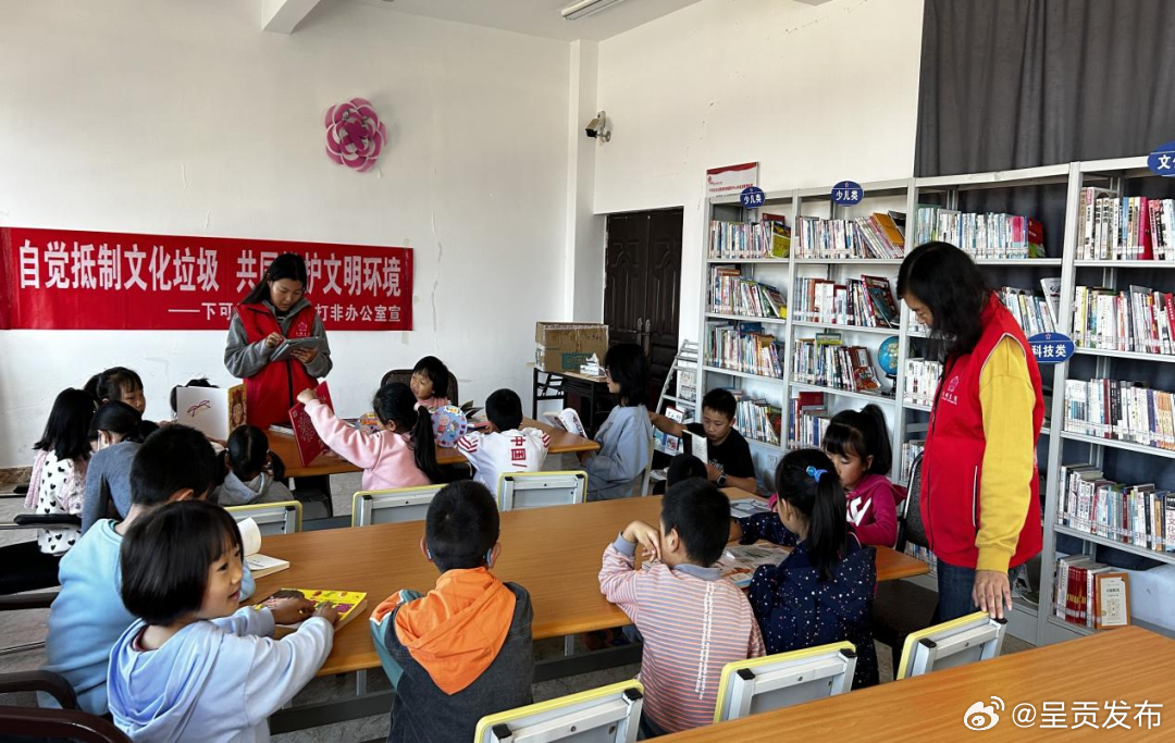 下可乐社区开展“护苗亲子行系列活动之盗版图书光碟鉴别”活动