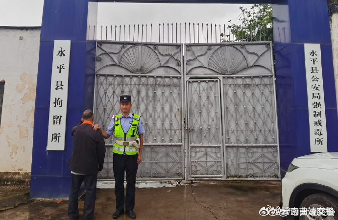 云南永平：一男子多次无证驾驶被拘13日罚款1700元