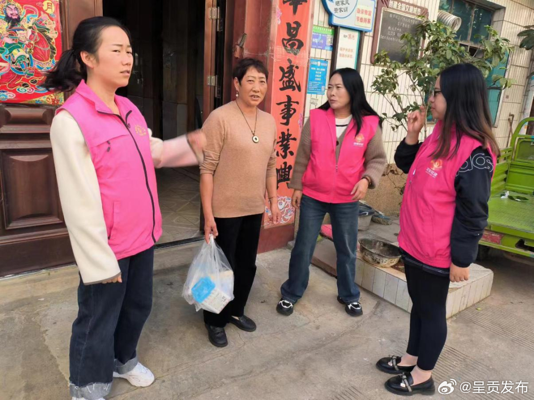 梅子社区：巾帼送温暖 爱心暖人心