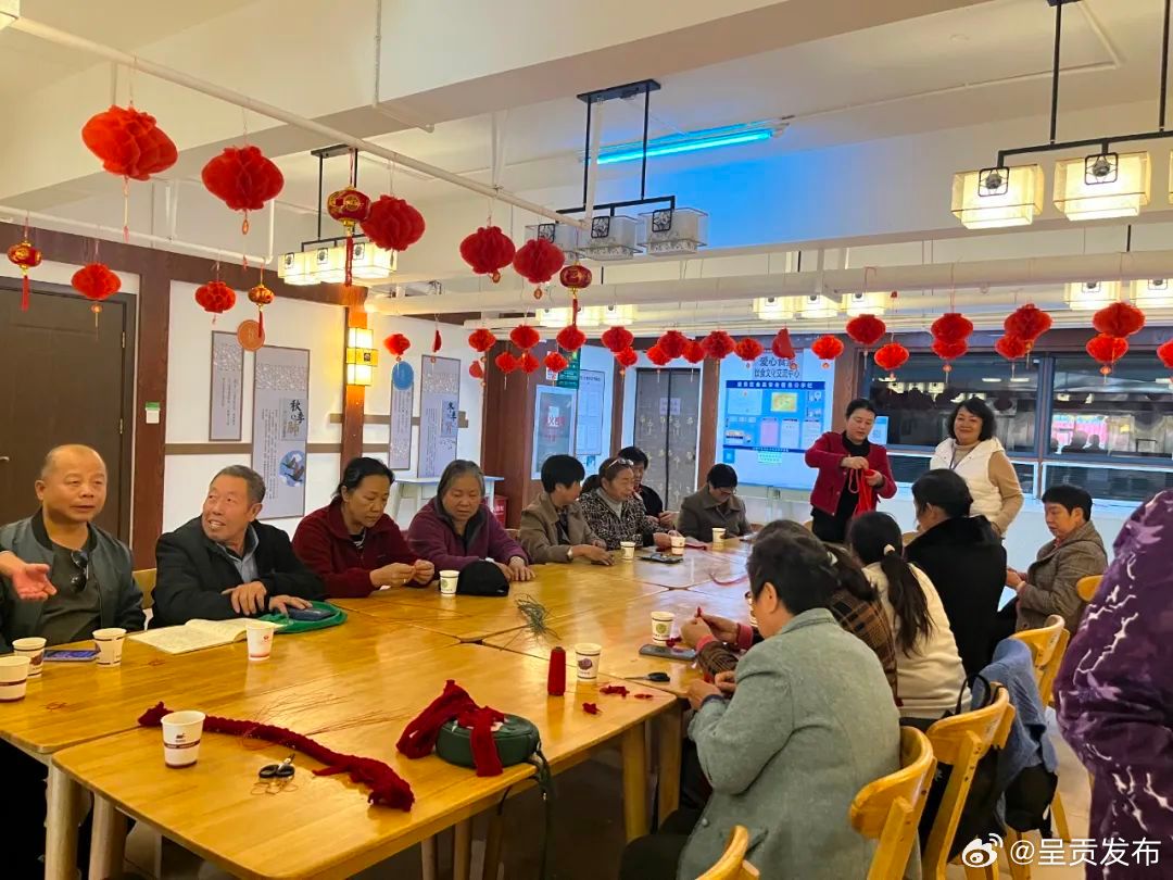 营盘社区开展“智慧随心 快乐随行”老年人手工花制作实践活动