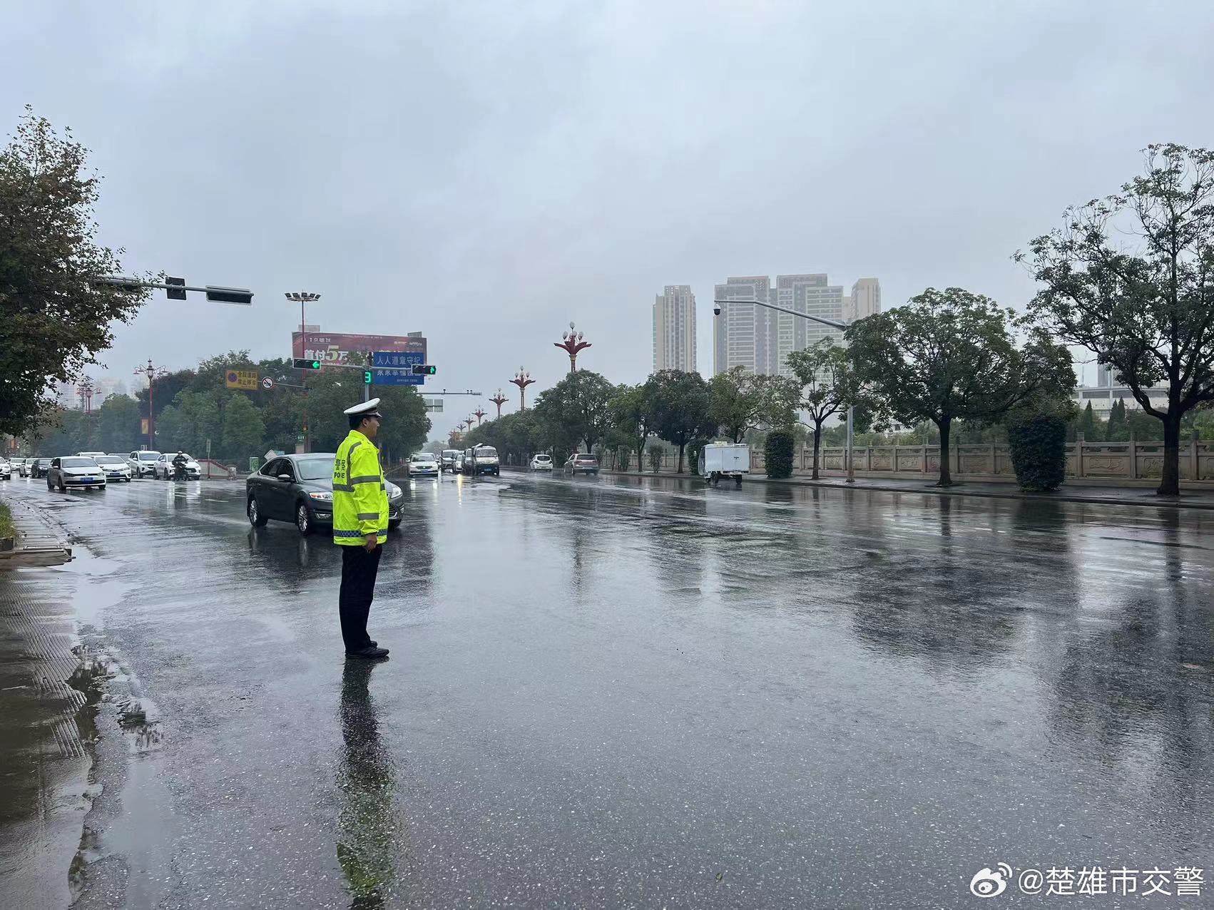 楚雄市交警提醒您 ：降温了，注意保暖更要注意出行安全