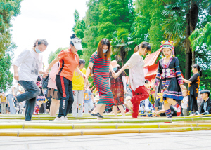 抓泥鳅、竹竿舞、荡秋千，11月17日至19日 去民族村过哈尼族“十月年”