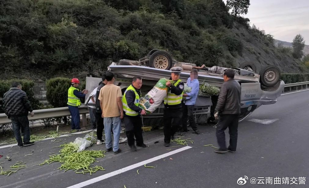 货车翻个“底朝天”芸豆满地跑 交警变身“搬运工”_http://www.mainten.cn_cns_第2张