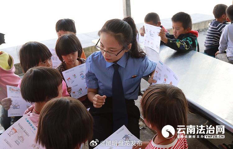 共绘新“枫”景 精彩“桥”云南 | “小甜蔗”以法为盾护“未”成长