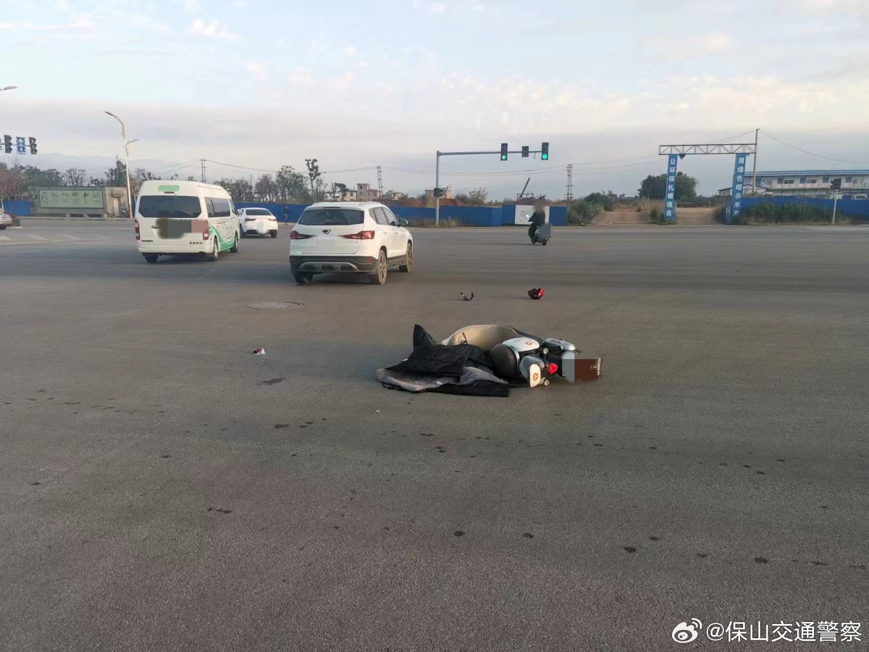 随意超车酿事故，安全行车莫侥幸！_http://www.mainten.cn_cns_第2张
