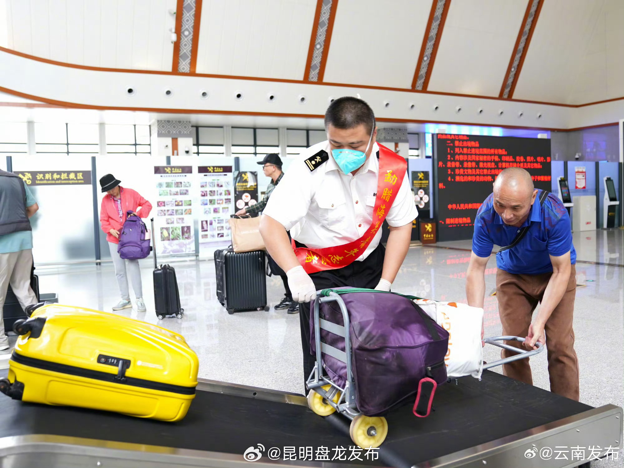 首趟北京至老挝旅游专列经磨憨口岸出境