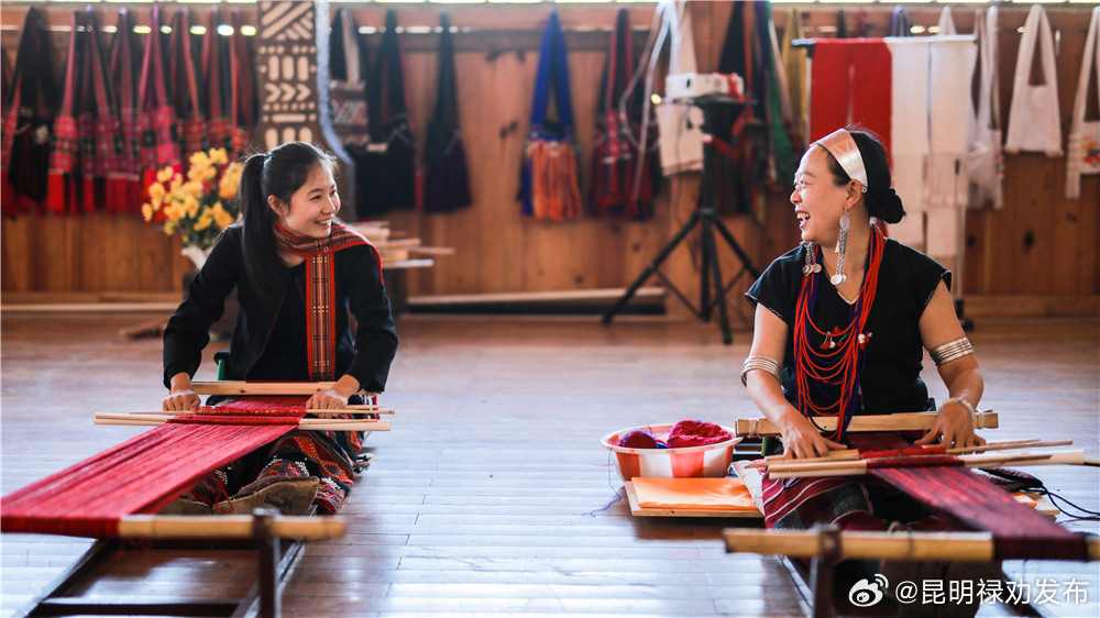 “指尖技艺”变身“指尖经济” 省委书记点赞佤族织锦
