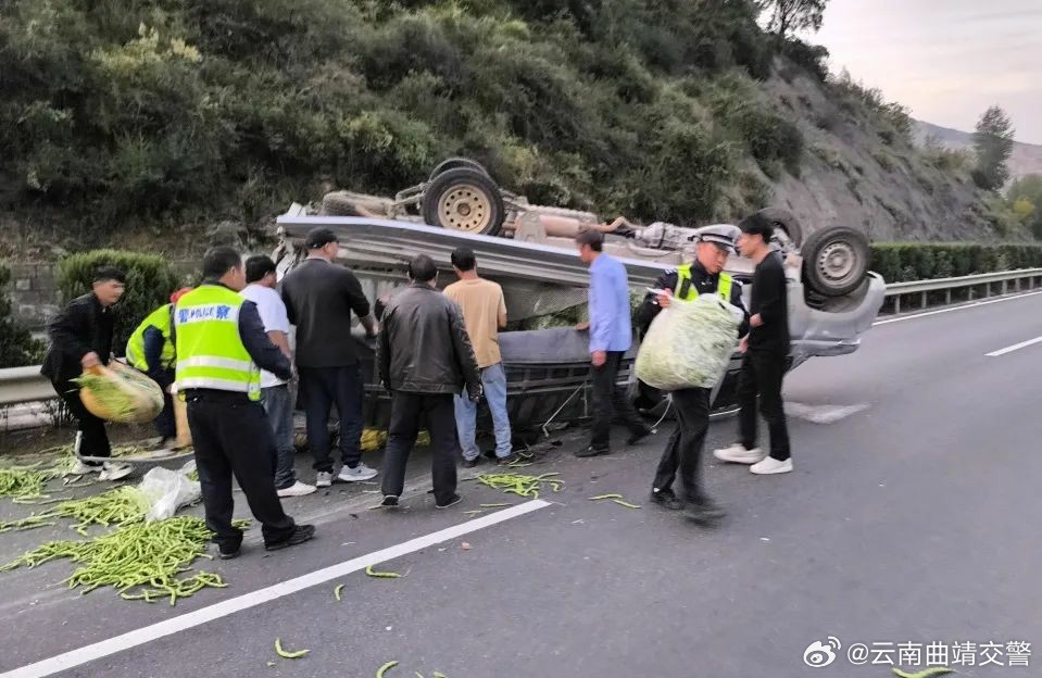 货车翻个“底朝天”芸豆满地跑 交警变身“搬运工”_http://www.mainten.cn_cns_第1张