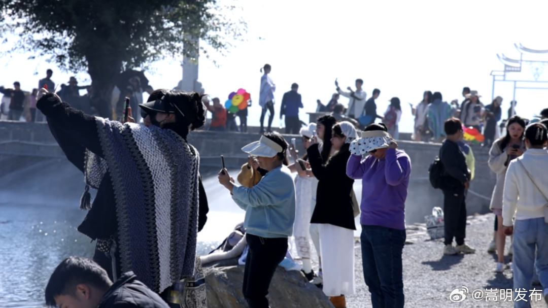 初冬，大理龙龛古渡游人如织