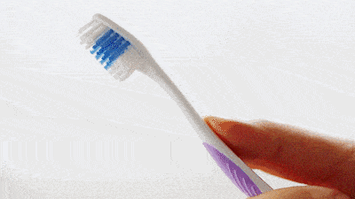 拿牙刷的正确姿势：像握笔一样