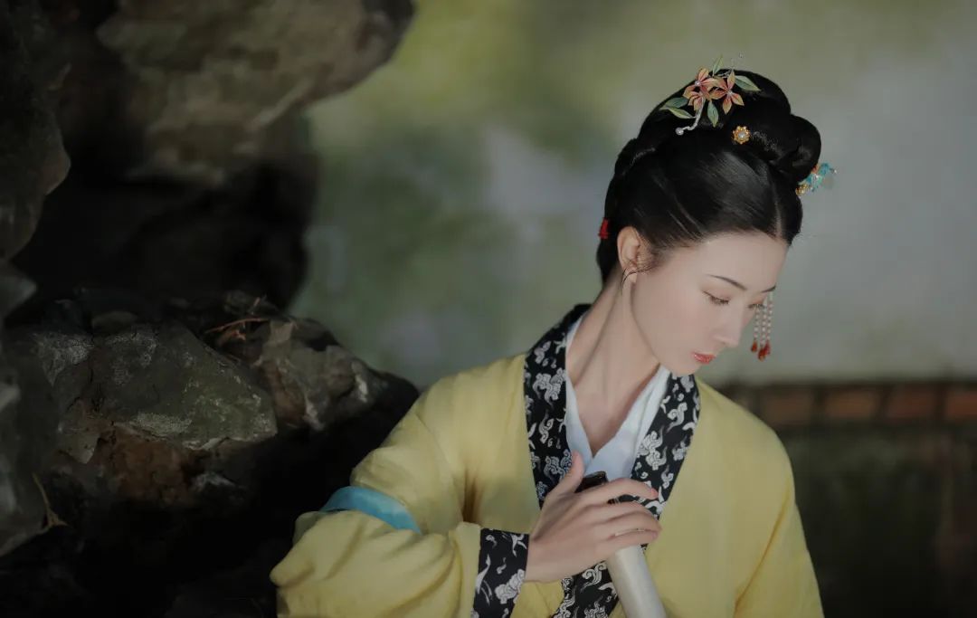 繁霜霏霏，铜瓦飞檐，老树枯藤，仕女爱了~_http://www.mainten.cn_cns_第20张