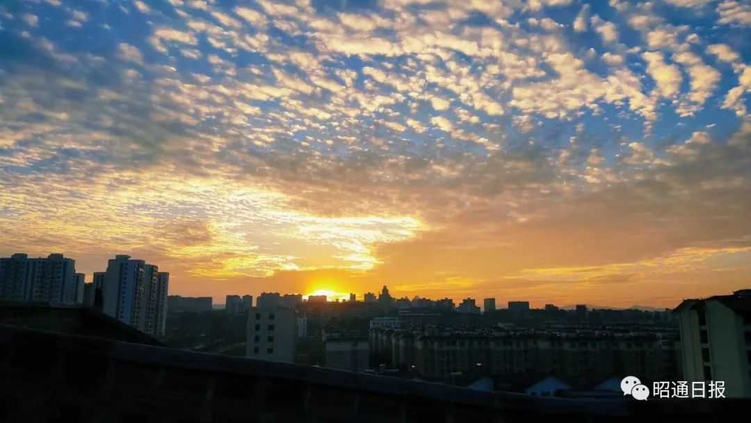 霞光满天，美哉壮哉！快抬头，看昭通的朝霞！_http://www.mainten.cn_cns_第11张