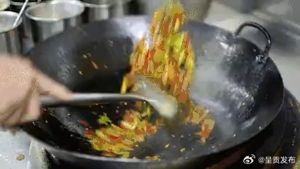 炒菜时别等油冒烟后再放菜