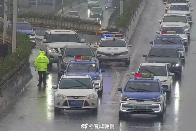 今天早高峰，昆明多路段车流量大